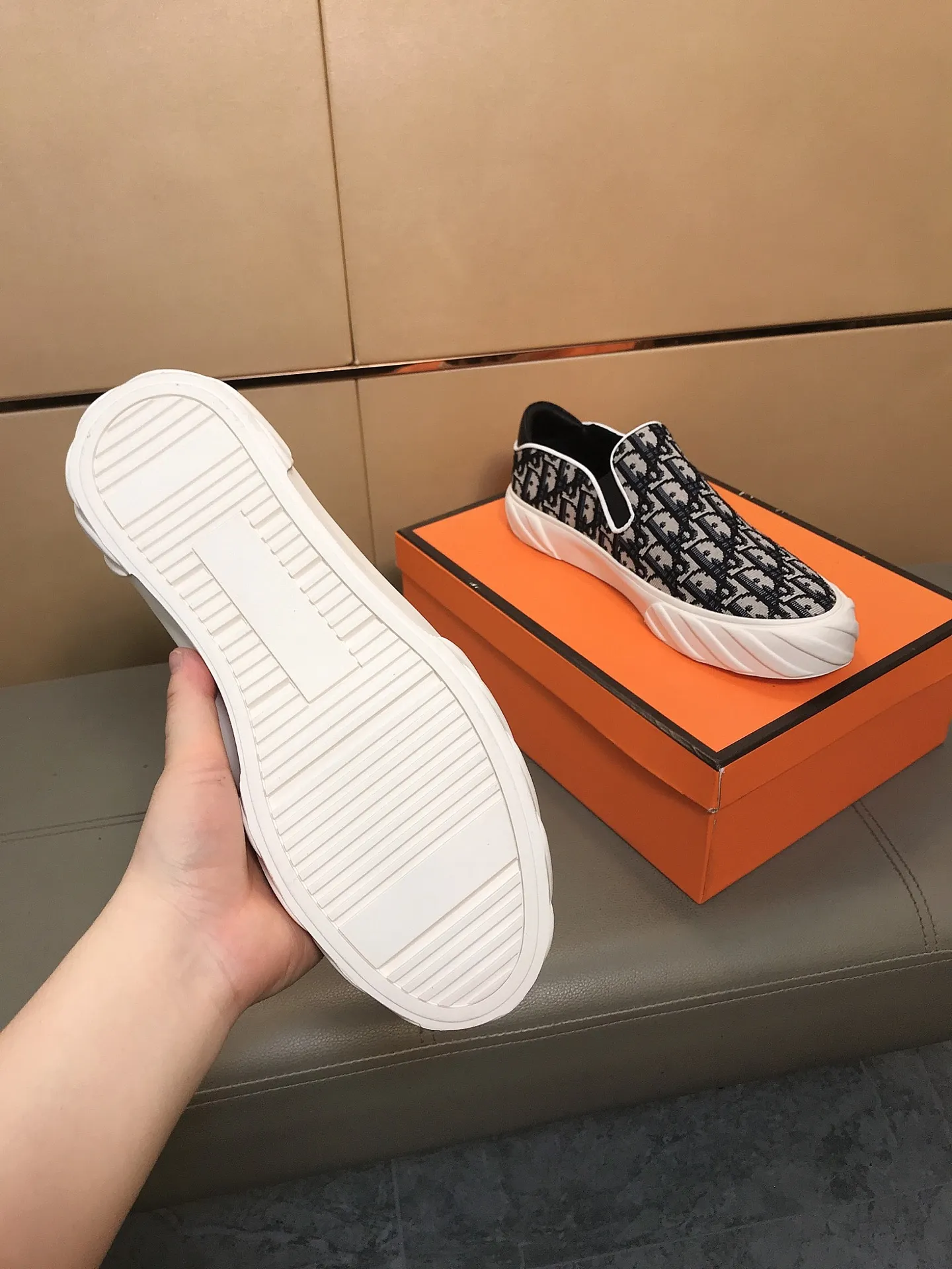 Factory price 380 👉👉[Dior] Dior’s latest model is carefully crafted and set off the audience! An international brand that continues to innovate. This men's high-top all-season casual shoe is made of brand printed material on the upper, pigskin lining and rubber non-slip outsole. It is breathable and comfortable and speaks for itself with quality👄 Size: 38-44